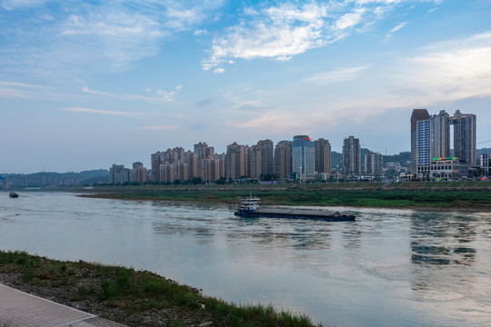 蓝天白云金沙江城市景观