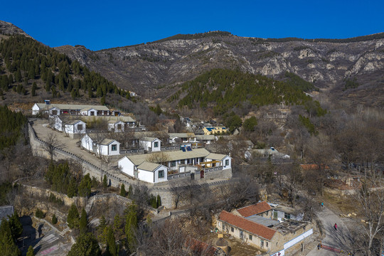 鸟瞰济南南部山区山村