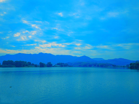 湖泊群山蓝天