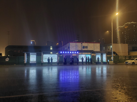 雨夜等公交的乘客