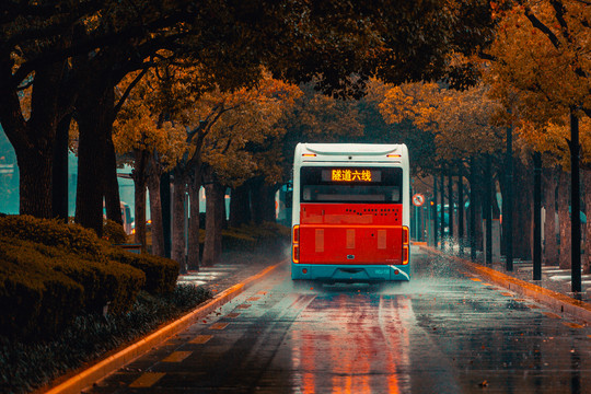 雨中公交车