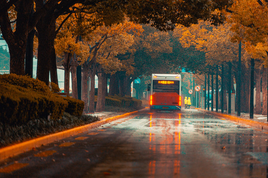 雨中公交车