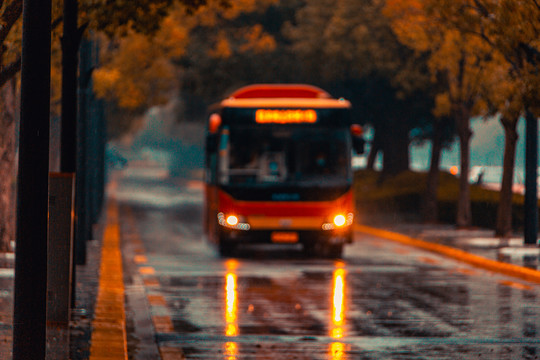 雨中公交车