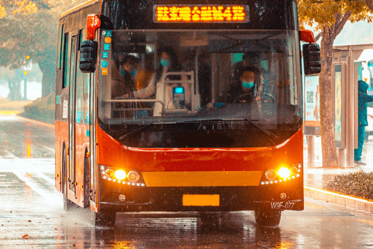 雨中公交车