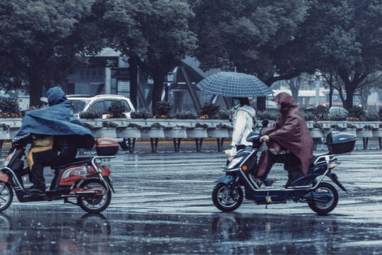 雨中骑行的人