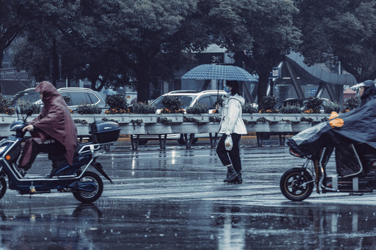 雨中骑行的人