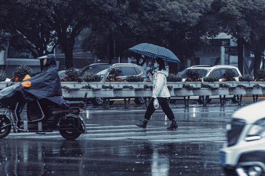 雨中骑行的人