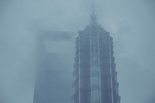 阴雨天陆家嘴建筑风光