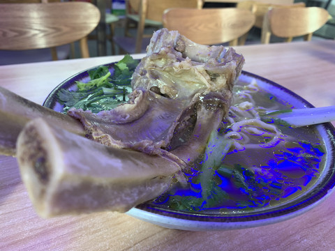 牛大骨牛肉粉丝汤