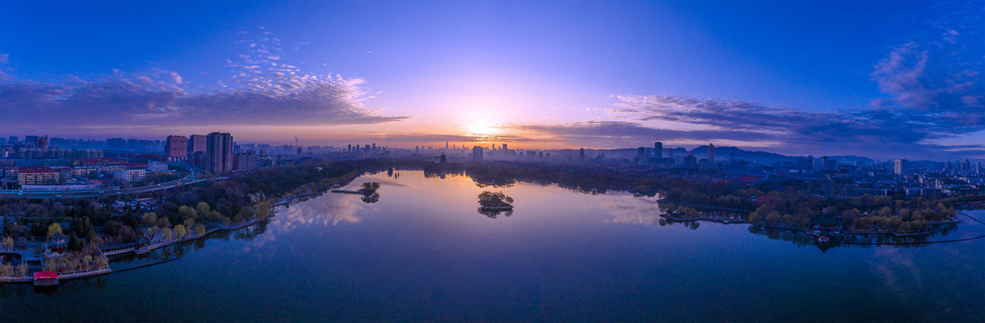 济南大明湖日出宽幅全景
