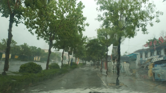 雨中道路