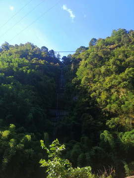 高山溪流瀑布