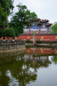 寺庙池塘竖构图