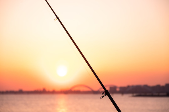 日落下钱塘江边的钓鱼竿