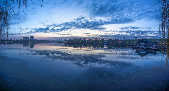 黎明时的大明湖图片