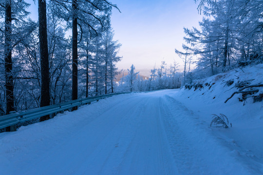冬季森林雾凇清晨公路