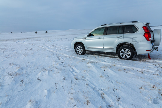 冬季草原积雪越野车