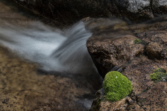 山间慢门流水