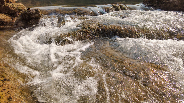 小溪流水