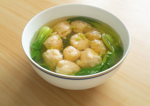 虾滑丸子蔬菜汤