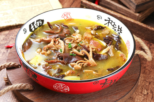 寒菌炖鸡