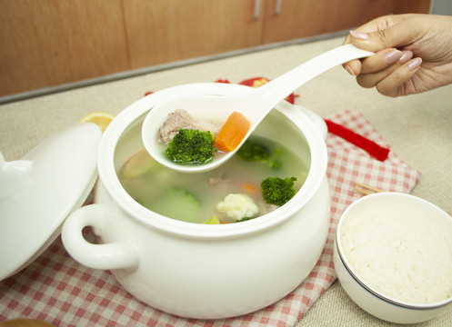 养生排骨蔬菜煲汤