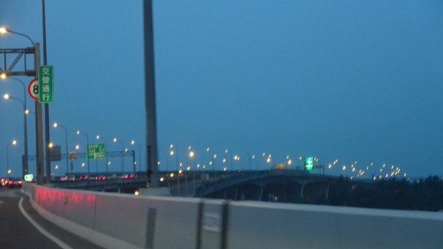 高速公路城市黄昏