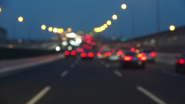 高速公路城市黄昏