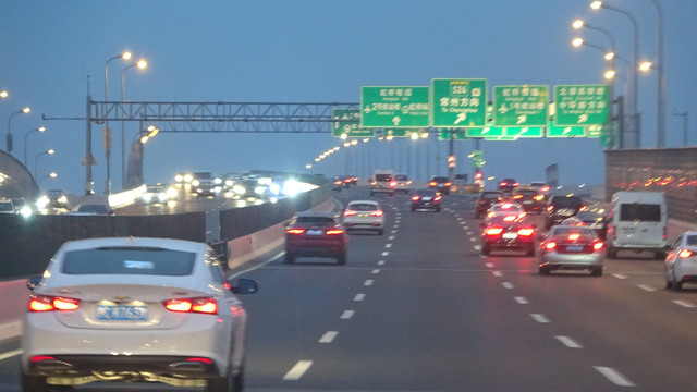 高速公路城市黄昏