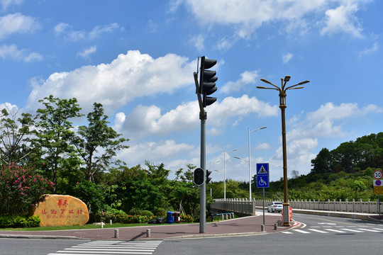 华为溪流背坡村