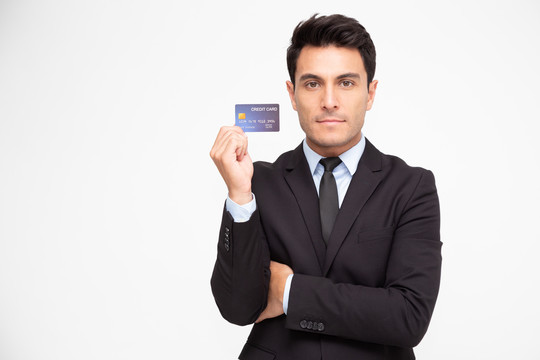 一个商人的肖像，拿着自动取款机、借记卡或信用卡，在白色背景下花了很多钱进行网上购物