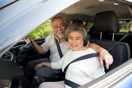 老年夫妇坐在车内享受旅行，微笑着享受旅途，亚洲成熟理念