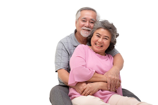 一对亚洲老年夫妇在白色背景下坐在一起拥抱