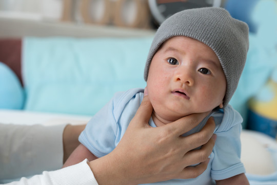 母亲在吃母乳后给男婴打嗝