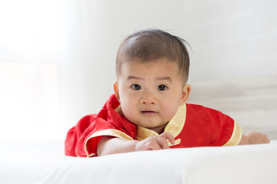 穿着中国传统服装的亚洲男婴。中国新年节日概念的装扮