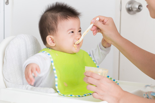 为6至12个月大的婴儿喂食婴儿食品