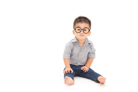 一个戴着白色背景隔离眼镜的可爱小男孩的肖像