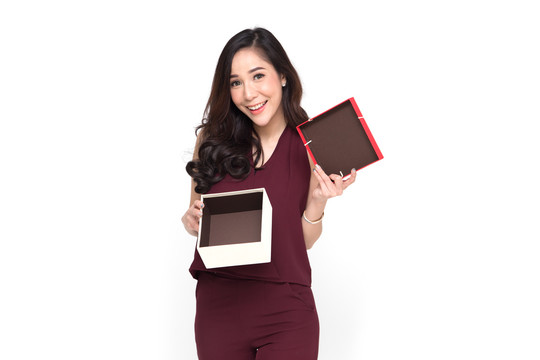 亚洲妇女拿着并展示红色礼品盒，打开盒子，将产品隔离在白色背景上