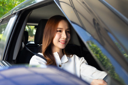 驾驶汽车的亚洲年轻女子