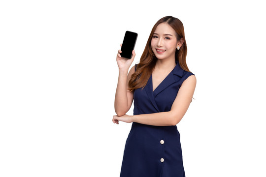 亚洲年轻女子手持手机，背景为白色