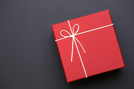 黑色背景上红色礼品盒的俯视图，文本信息空白
