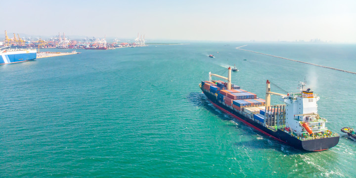 航拍货船在海上都是用集装箱运输到港口的。进出口和航运业务国际海运物流和运输，全景横幅带复印空间