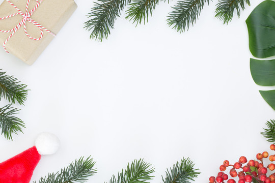 白色背景上的圣诞构图、礼品盒、松果、冷杉枝的俯视图和文本信息的复制空间