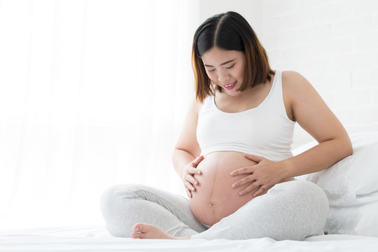 孕妇与未出生的婴儿互动