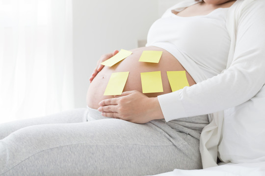 在怀孕期间选择并公布婴儿的名字