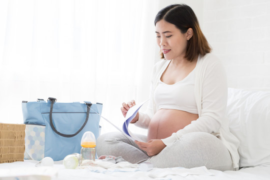 孕妇在有产前护理的医院准备医院行李清单并制定生育计划，以确保婴儿的安全，规划产前概念