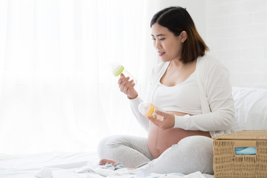 孕妇为新生儿选择奶瓶，母乳喂养的概念