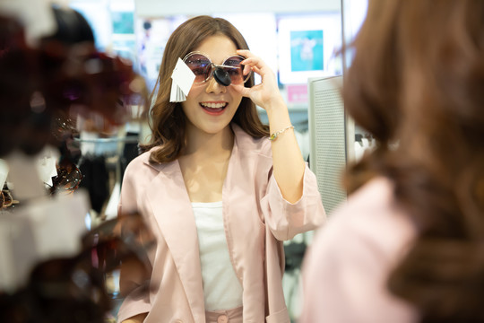 购物中心戴着时尚眼镜微笑的亚洲女人