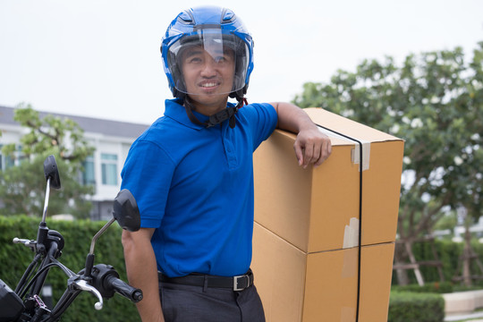 快递员和摩托车送货服务，送货员骑摩托车运输货物，快递和快速运输车辆