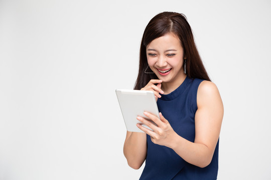 亚洲女性手持平板电脑，在白色背景下感受孤独的幸福